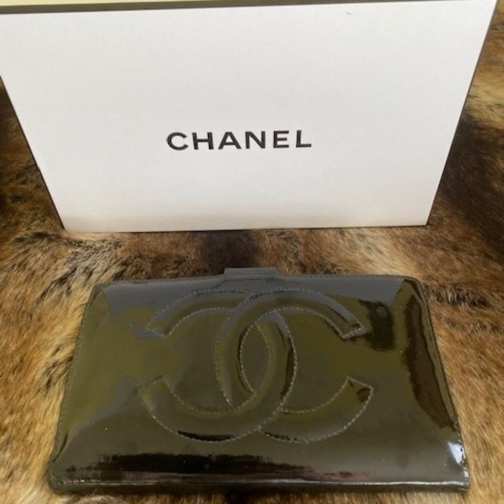 CHANEL VINTAGE BLACK PATENT LEATHER WALLET (AUTHENTIC)- SERIAL NUMBER: 4316566
